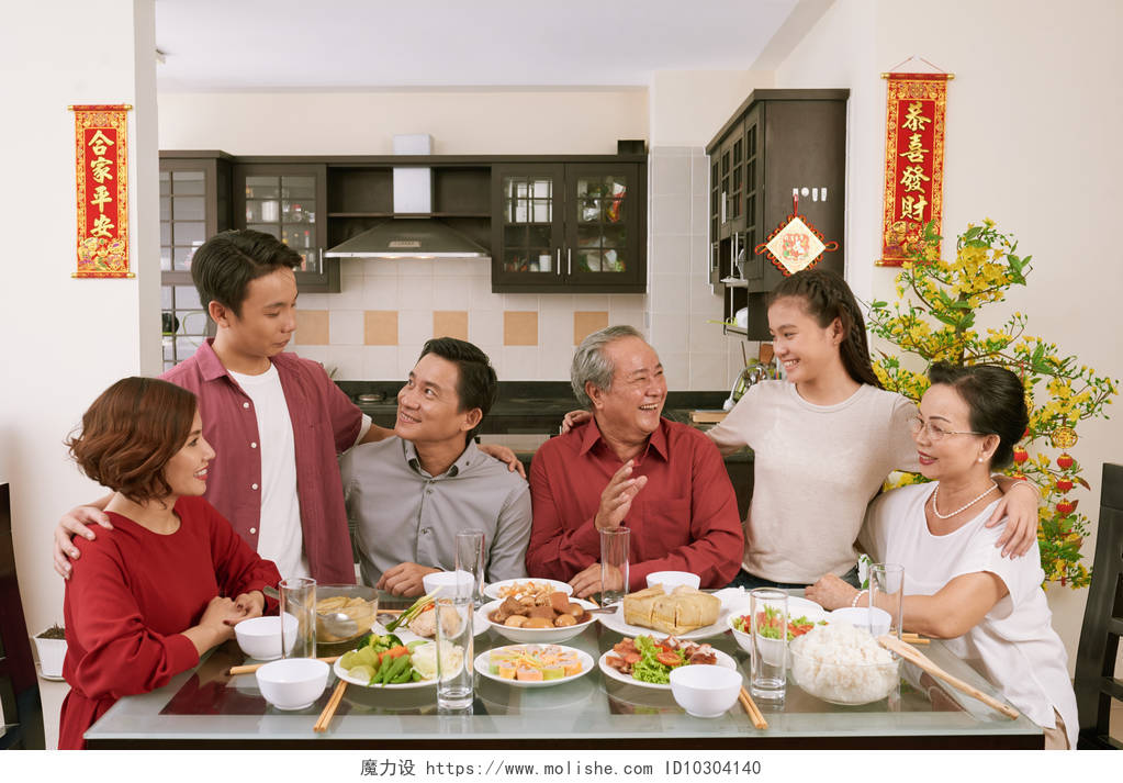 家庭享受传统晚餐和庆祝农历新年幸福一家人幸福家庭幸福的人除夕